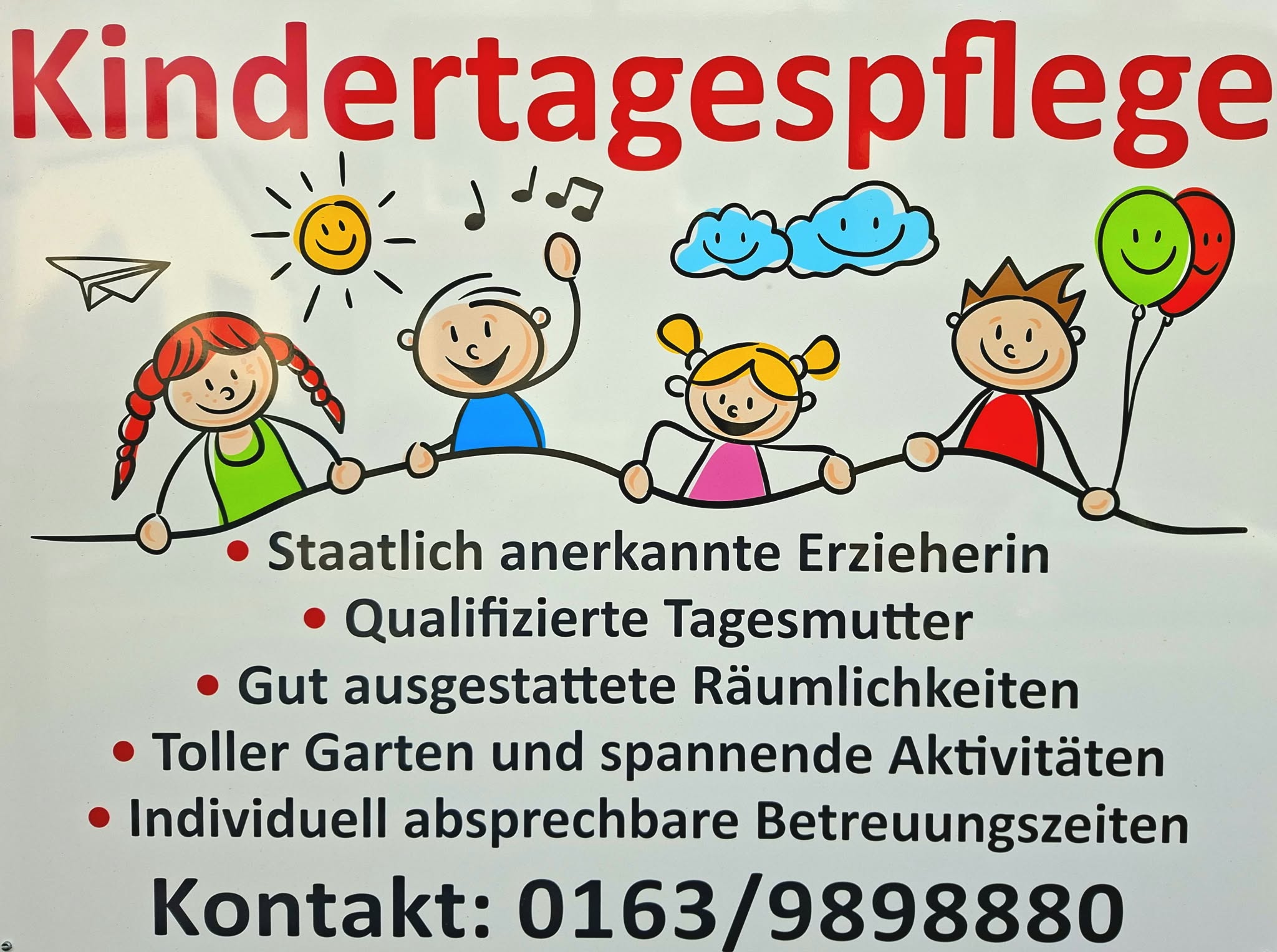 Fröhlich gezeichnete Kinder mit Sonne, Wolken, Musiknoten und Luftballons
